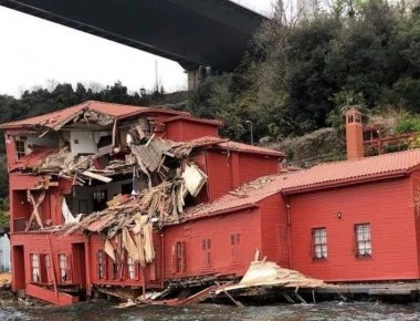 Έκλεισε ο Βόσπορος: Τάνκερ έπεσε επάνω σε… κτίριο